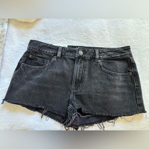 BRAND NEW low rise black garage jean shorts in size 7 / 28